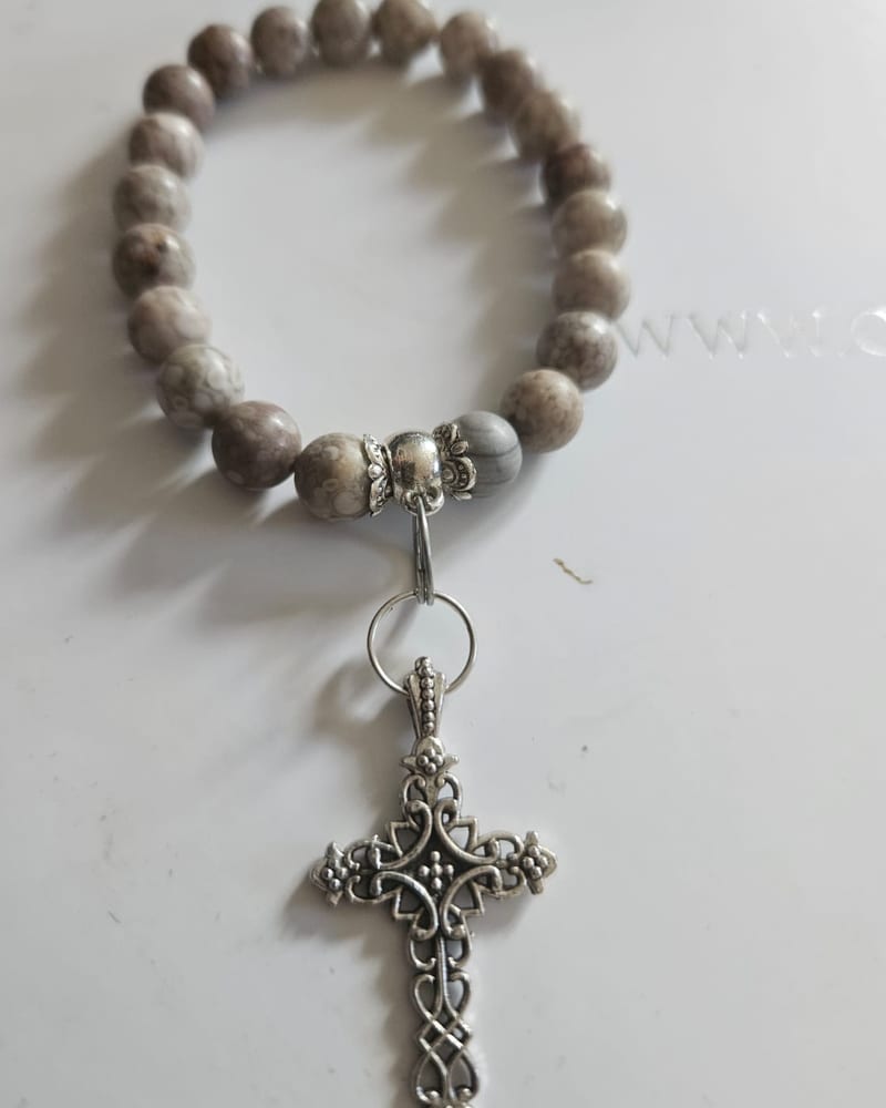 The Heavenly Cross — Beige maifanit (helarsten) med kors i silverfärgad smyckesmetall