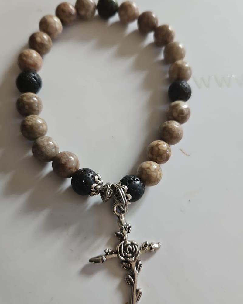 The Heavenly Cross — Beige maifanit (helarsten) och svart lavasten, med kors i silverfärgad smyckesmetall