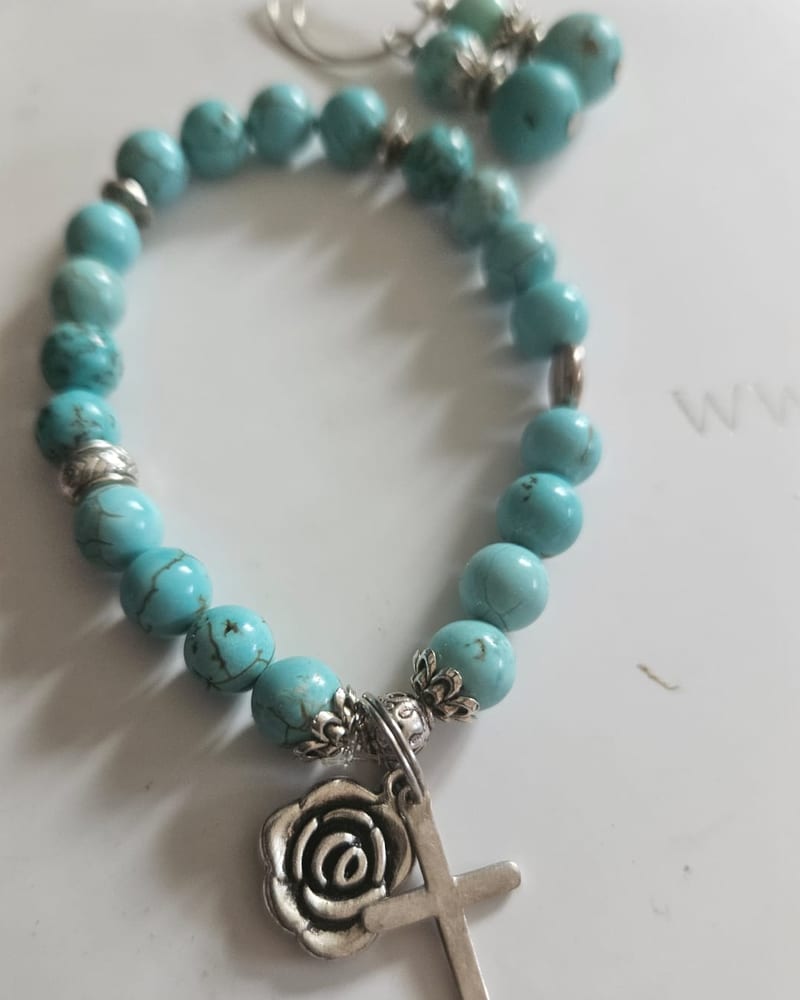 Turquoise Blessing — Armband i turkos jade med mellandelar i silverfärgad smyckesmetall