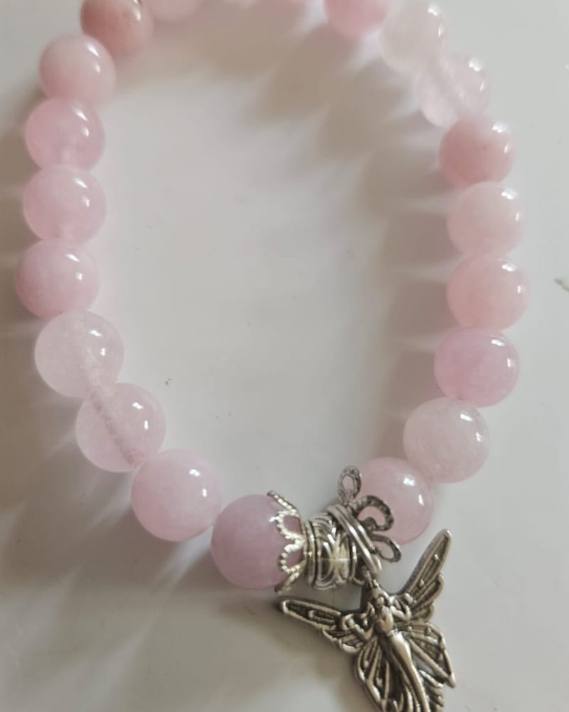 Heavenly Beauty — Heavenly Beauty i rosa rosenkvarts, med berlock i silverfärgad smyckesmetall