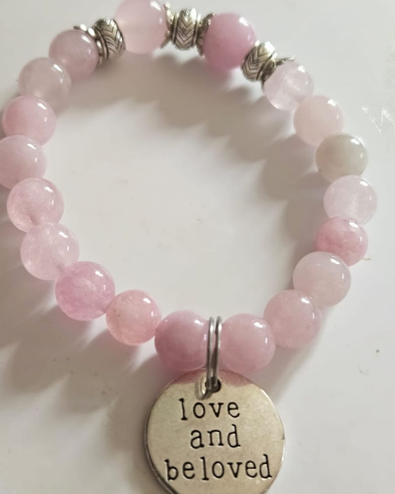 Loved by me — Armband i rosa rosenkvarts med silverfärgade mellandelar och berlock i silverfärgad smyckesmetall