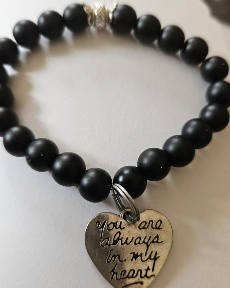 Always in my heart — Matt svart obsidian med silverfärgade detaljer och hjärtberlock