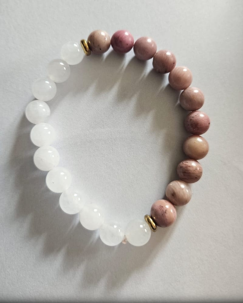 My Angel watches over you — Rodonit i dova rosa- och beigetoner tillsammans med vit sten, med mellandelar i guldfärgad smyckesmetall